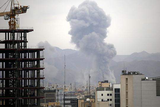 تبادل مكثف للهجمات بين إيران وإسرائيل: صواريخ على تل أبيب وغارات إسرائيلية على طهران