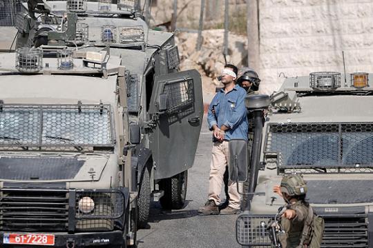 الاحتلال الإسرائيلي يعتقل 16 امرأة من زوجات أسرى محررين ويمارس حملة مداهمات بالضفة الغربية