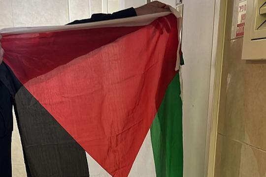 "عدالة" يطالب الشرطة بإعادة علم وهاتف لمواطنة بالداخل المحتل