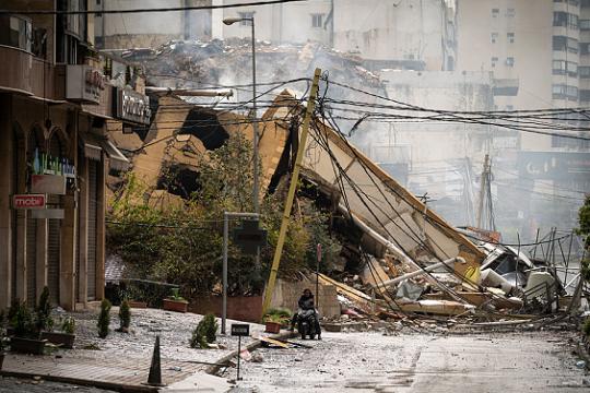 826 شهيدًا في لبنان مع تصاعد القصف المتبادل ومحادثات مرتقبة لوقف النار