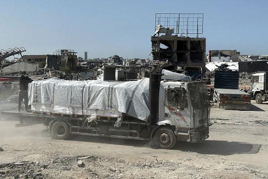 تراجع حاد في المساعدات إلى غزة بنسبة 80% يفاقم الأزمة الإنسانية