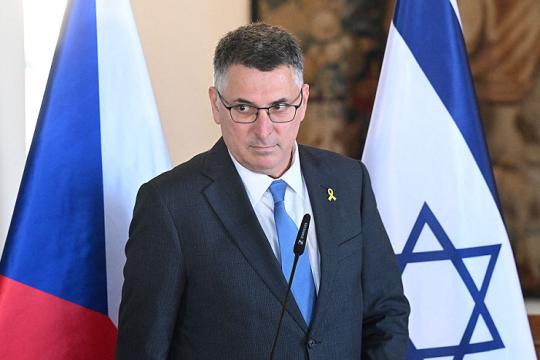 ساعر: تهديد الملاحة في هرمز “قضية عالمية” وسط تصعيد إقليمي متسارع