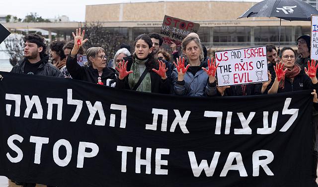 المتظاهرون يرفعون صور ضحايا الحرب ويطالبون بوقف القصف المتبادل