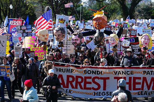 احتجاجات واسعة ضد ترامب داخل الولايات المتحدة وخارجها رفضًا لسياساته والحرب على إيران