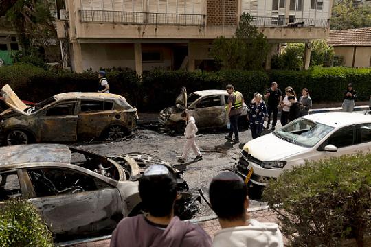 تصعيد عسكري متواصل: ضربات أميركية–إسرائيلية على إيران وتهديدات إيرانية تطال شركات التكنولوجيا العالمية