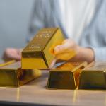 الذهب يواصل صعوده القياسي بدعم ضعف الدولار وآمال تهدئة التوترات