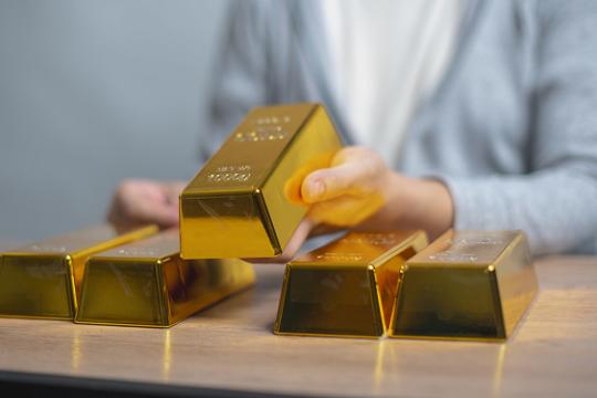 الذهب يواصل صعوده القياسي بدعم ضعف الدولار وآمال تهدئة التوترات