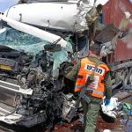 مصرع خمسيني في تصادم مروّع بين شاحنتين بالنقب