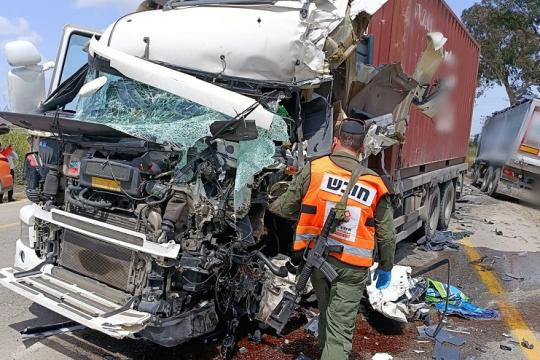 مصرع خمسيني في تصادم مروّع بين شاحنتين بالنقب