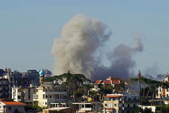 غارات دامية على جنوب لبنان: شهداء وجرحى وتصعيد متبادل رغم الحديث عن هدنة