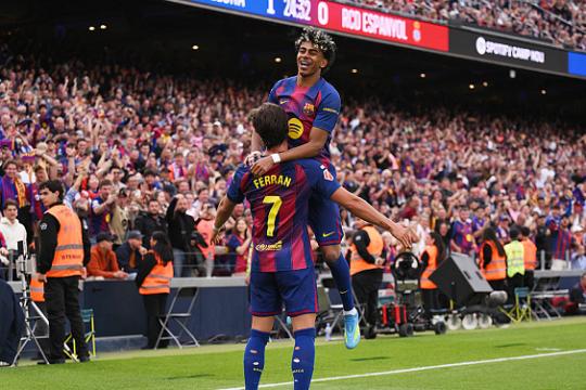 برشلونة يقترب من اللقب برباعية في الديربي… بايرن يحطم الأرقام القياسية وميلان يودّع سباق الكالتشيو