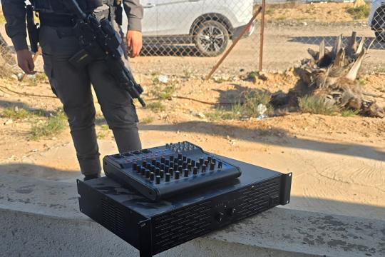 شرطة الاحتلال تقتحم مسجداً في تل السبع داخل الخط الأخضر وتصادر مكبرات الصوت