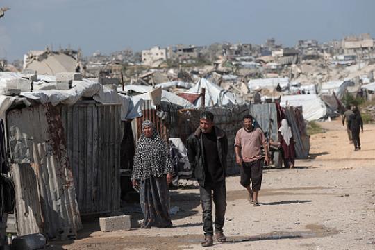 خروقات متواصلة للتهدئة في غزة: قصف يستهدف النازحين وتصاعد التحذيرات من كارثة إنسانية