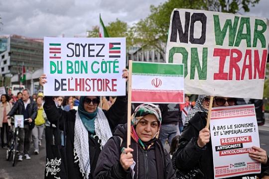 هدنة هشة بين واشنطن وطهران: تحركات عسكرية في مضيق هرمز ومساعٍ لإحياء المفاوضات