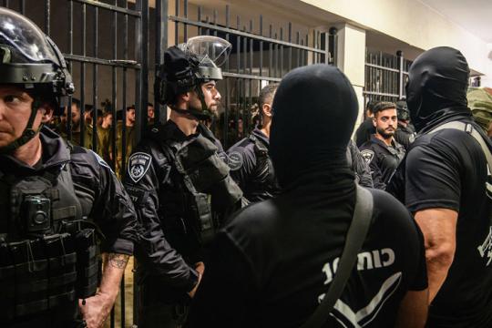 إعادة جنود متهمين بتعذيب معتقل غزي للخدمة العسكرية تثير جدلاً واسعاً في إسرائيل