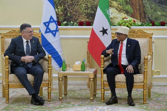 إسرائيل تعيّن أول سفير غير مقيم لدى "أرض الصومال" ضمن حزمة تعيينات دبلوماسية