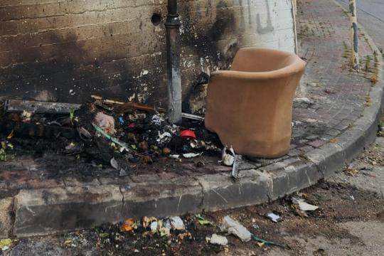 تخريب وحرق 50 عمود إنارة في شفاعمرو والبلدية تستنكر