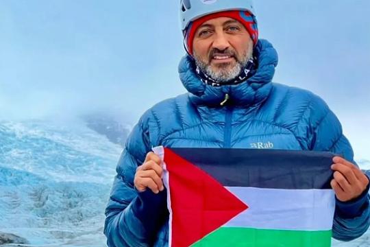 المتسلق الفلسطيني مصطفى سلامة يحمل أحلام أطفال غزة إلى قمة إيفرست