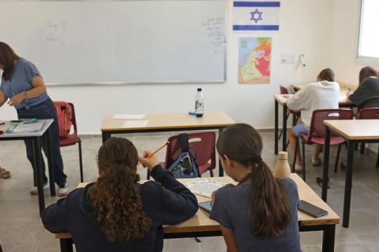 تحقيق: لجنة سرية داخل وزارة التعليم الإسرائيلية تراقب منشورات المعلمين وتستهدف عربًا ومعارضين