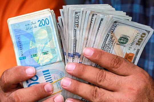 الشيكل يواصل الصعود والدولار يهبط لأدنى مستوى منذ أكثر من 30 عامًا في إسرائيل