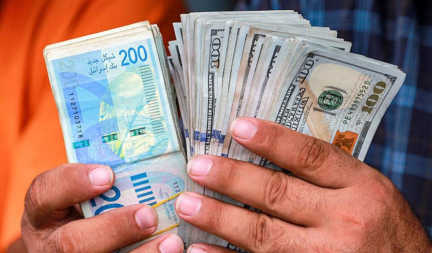 توقعات بعدم تدخل بنك إسرائيل تعزز تراجع الدولار رغم خفض الفائدة الأخير