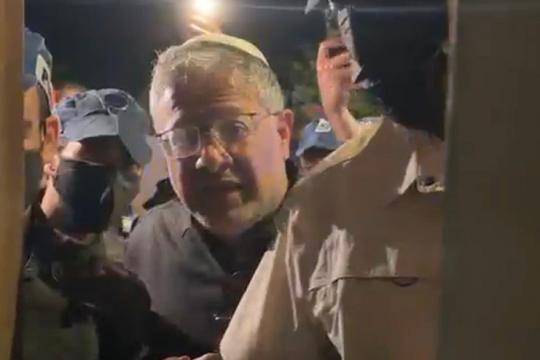 بن غفير يقتحم طوبا الزنغرية وسط احتجاجات غاضبة: “ارحل أيها الفاشل”