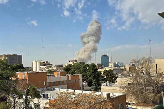 إيران: لن نسمح بتصدير نفط المنطقة إذا مُنعنا من التصدير.. وواشنطن تلوّح بتوسيع ضرباتها