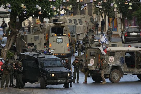 الاحتلال يعتقل 12 فلسطينياً قرب حاجزي مزموريا وجبع ويقتحم بلدتي عناتا وحزما شمال شرق القدس