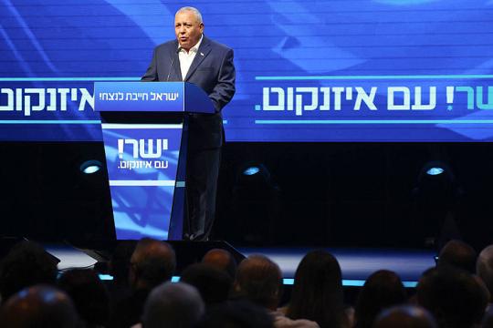 آيزنكوت يلوّح بانتخابات جديدة ويشترط حكومة "أغلبية صهيونية" وفرض الخدمة على الجميع