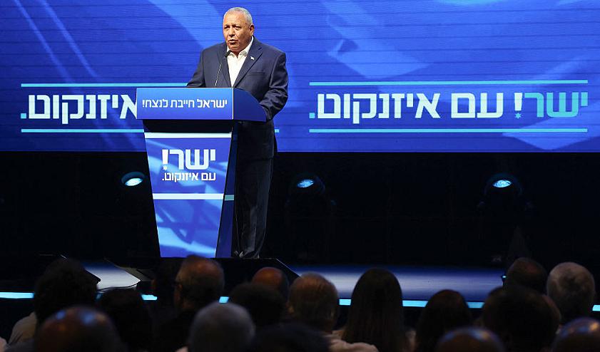 آيزنكوت يلوّح بانتخابات جديدة ويشترط حكومة "أغلبية صهيونية" وفرض الخدمة على الجميع
