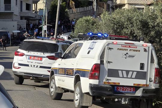 إصابة ثلاثة أشخاص في جريمة طعن بمدينة الطيبة المحتلة
