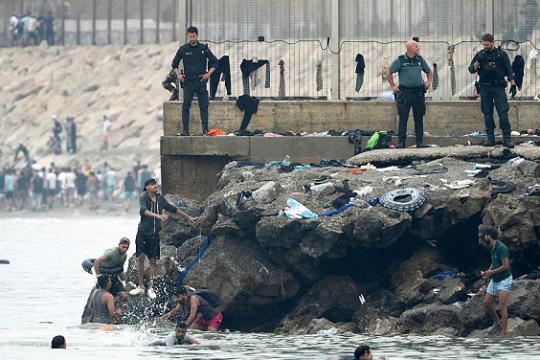 إسبانيا تفكك شبكة كبرى لتهريب المهاجرين وتعتقل 78 شخصًا