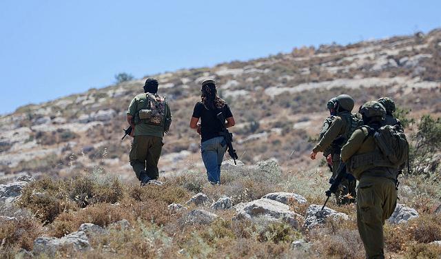 اقتحامات واعتداءات ونهب واحتجاز فلسطينيين..