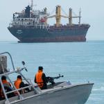 الجيش الأميركي يطلق النار على سفينة حاولت كسر الحصار على الموانئ الإيرانية