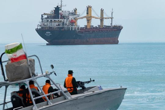 الجيش الأميركي يطلق النار على سفينة حاولت كسر الحصار على الموانئ الإيرانية