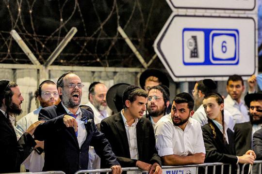 احتجاجات حريدية تغلق شارع 4 في وسط إسرائيل على خلفية اعتقال شاب فار من التجنيد
