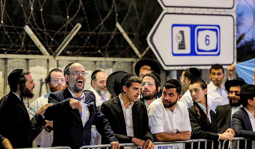 الشرطة تعلن المظاهرة «غير قانونية» وتبدأ بتفريقها.. ومتظاهرون يعتدون على جندي حريدي وسط أزمة متجددة حول التجنيد الإلزامي