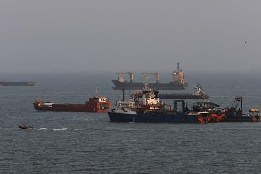 طهران تؤكد ملكيتها لمضيق هرمز وتفرض شروطاً لفتحه