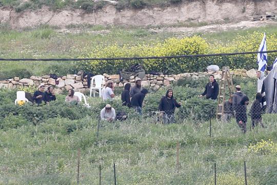توسع استيطاني مكثف في رام الله وحصار مشدد على عائلات فلسطينية جنوب نابلس