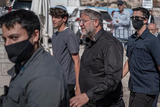 وسط احتجاجات ونداءات المآذن: بن غفير يقتحم بسمة طبعون رفقة قوات معززة من الشرطة