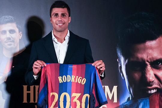 برشلونة يعلن رسمياً تعاقده مع رودري حتى 2030 مقابل 76.5 مليون يورو