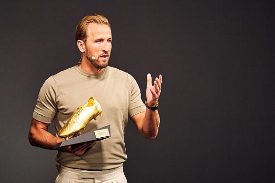 هاري كين بعد تسلمه الحذاء الذهبي الأوروبي الثاني: "التتويج بالثلاثية منح الجائزة طعماً أفضل"