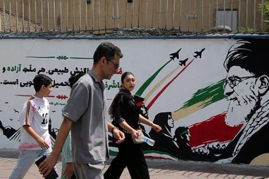 بيسنت يعتبر العقوبات المشددة بديلاً للعمل العسكري ضد إيران، وطهران تصفها بـ "الإرهاب الاقتصادي"