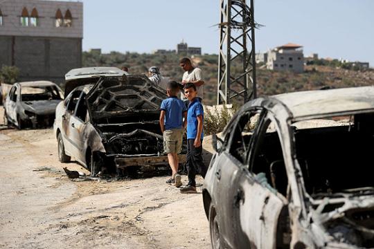 اصابة 17 فلسطينياً في الضفة جراء اعتداءات للمستوطنين وإطلاق نار قرب جدار الفصل العازل