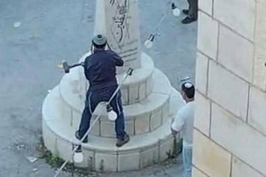 سوكوت يقتحم مادما ويحطم نصبًا تذكاريًا للشهداء تحت حراسة الجيش الإسرائيلي