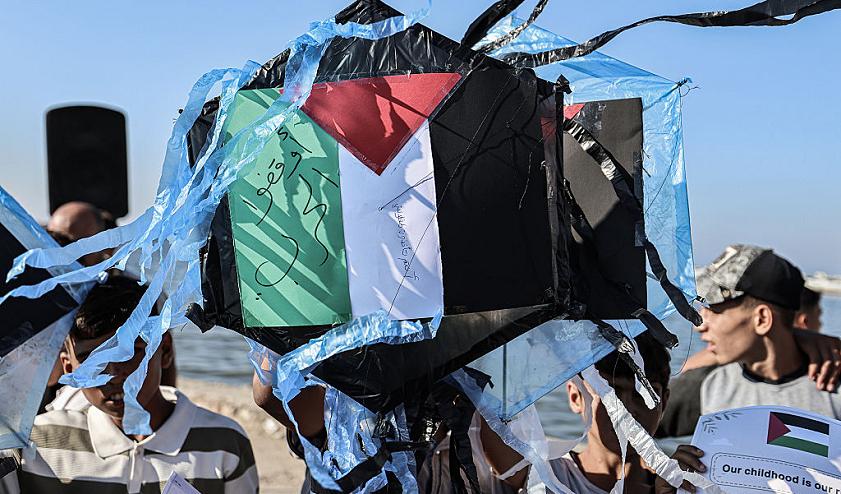 المجلس الذي تقوده واشنطن يطالب بوقف إطلاق الطائرات الورقية، فيما تؤكد المعطيات المتاحة أنها لم تحمل متفجرات أو مواد حارقة، وسط تهديدات إسرائيلية بتوسيع الهجمات على القطاع