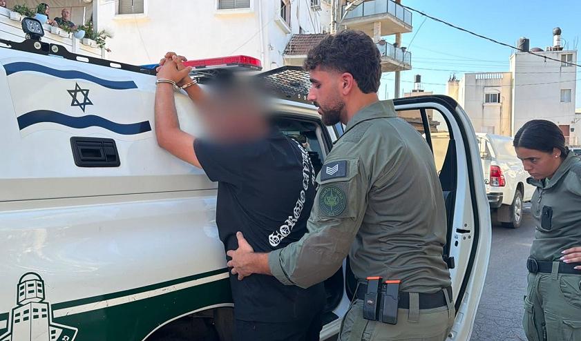 الشرطة تقول إنها نفذت حملة أمنية ومرورية واسعة بمشاركة «الحرس الوطني»، وضبطت أسلحة وذخيرة ومواد يشتبه بأنها مخدرات، وأوقفت مشغّلًا حاول الفرار
