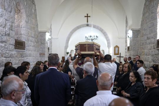 فلسطين تودع أيقونة الفن التشكيلي سليمان منصور إلى مثواه الأخير في بيرزيت
