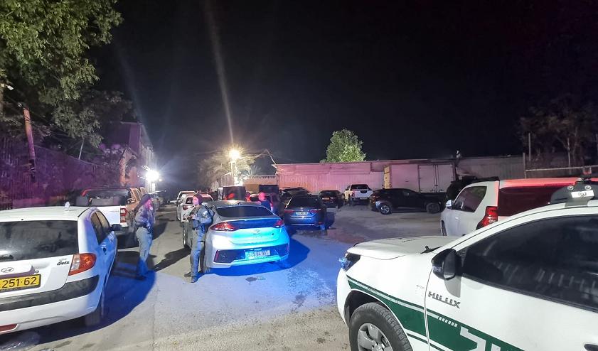 شهود: قوات كبيرة أطلقت قنابل واقتحمت ساحة الاحتفال وأجبرت عشرات الشبان على الانبطاح واعتدت على عدد منهم