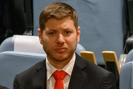الشاباك يؤكد إجلاء يائير نتنياهو سراً من أميركا إلى إسرائيل إثر "تهديد إيراني" باغتياله